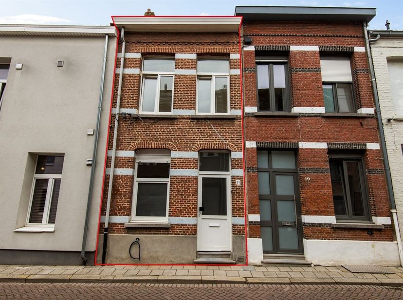 Gelegen in de rustige Pettendonk te Lier bevindt zich deze karaktervolle en instapklare woning, met alle voorzieningen zoals scholen, winkels en openb