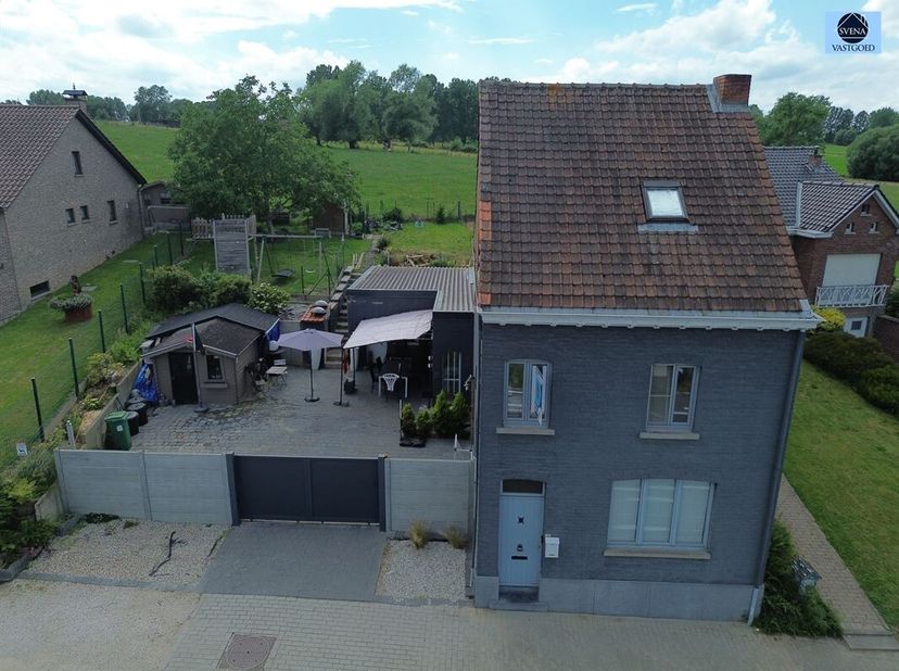TRÈS JOLIE MAISON DE 3 PIÈCES AVEC JARDIN<br />
Prix indicatif : 275 000 euros<br />
Jolie maison de 3 pièces, avec jardin et grande terrasse équipée