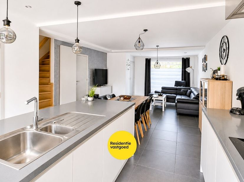Via de Postwegel nabij de Stationsstraat van Gistel kan men deze recente en volledig instapklare woning terugvinden! Door zijn centrale en rustige lig