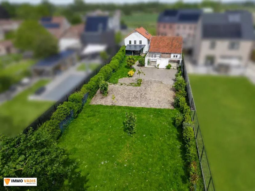 Deze karaktervolle woning combineert authenticiteit met tal van mogelijkheden en beschikt over een gezellige binnenkoer, een prachtig tuin en een bijg