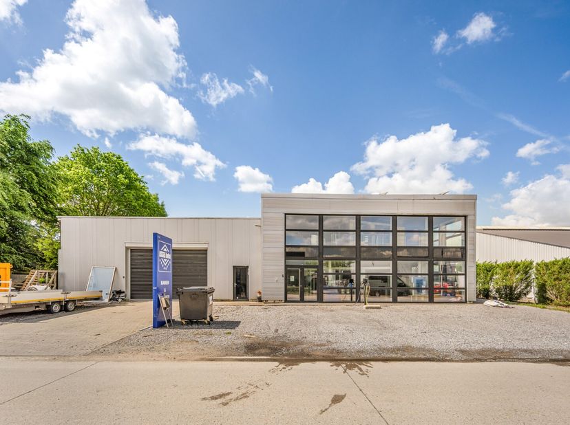 Bedrijfsgebouw - groot ong. 700m² - vlotte verbinding met centrum Hasselt en Diest, vlakbij de N2 Hasselt - Diest. E-314 op 10 minuten en E-313 op 14