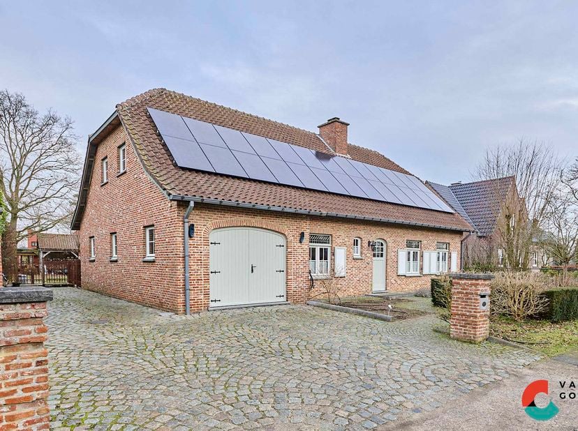 Ben je op zoek naar een rustig gelegen gezinswoning vlakbij het centrum van Peer? Dan is dit pand op een perceel van 10are 65ca precies wat je zoekt!