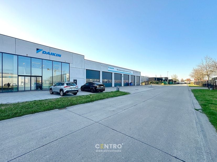 INDELING:<br />
Gelijkvloers (± 360m²): Afzonderlijk inkom via automatische en dubbele glazen deur - onthaal / toonzaal - landschapsburelen - sanitair