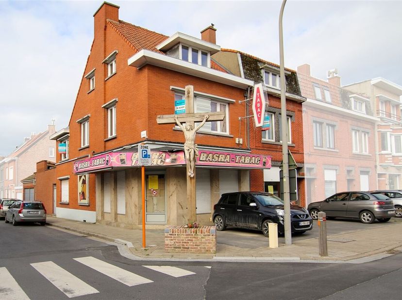 Sur un excellent emplacement d'angle à 8930 Menen (Moeskroenstraat 178-180), vous trouverez cet immeuble commercial à rafraîchir et offrant de nombreu
