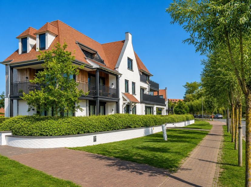 Gelegen op een absolute toplocatie bieden wij dit hoogwaardig afgewerkt hoekappartement aan. Dit pareltje combineert verfijnde luxe, een strakke inter