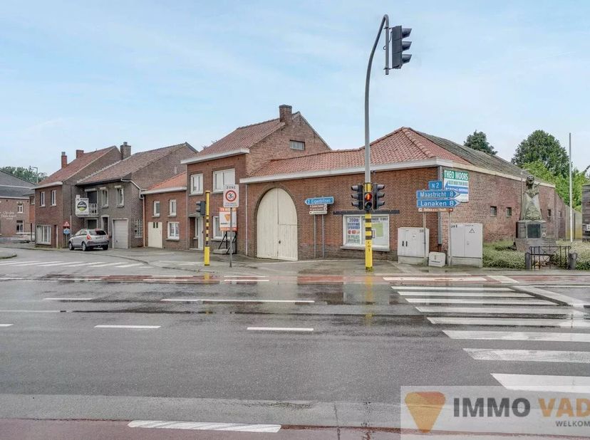 Deze hoeve met gesloten karakter is gelegen in de Mopertingenstraat 1 in Bilzen (Mopertingen) en heeft een straatbreedte van 25,65 meter en een diepte