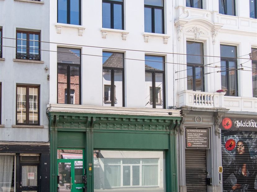 ANTWERPEN | GERENOVEERD GELIJKSVLOERSAPPARTEMENT MET STADSTUIN IN HET HISTORISCH CENTRUM| EPC B |<br />
Indeling als volgt : <br />
Gelijkvloers: In