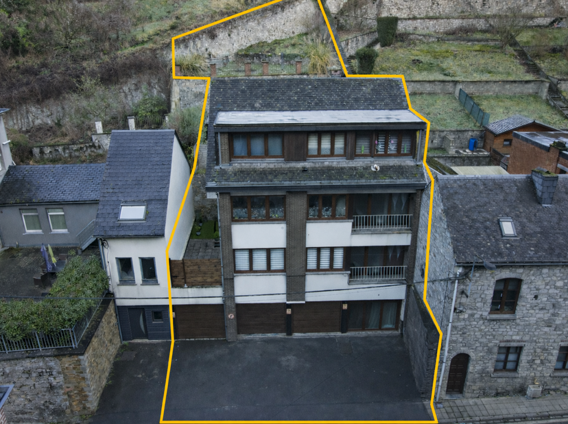 Immeuble de rapport au cœur de Dinant, composé de 2 logements en ordre d’un point de vue urbanistique ainsi que 3 garages. Réparti sur quatre niveaux,