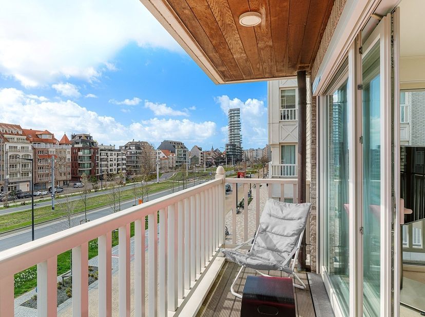 Prachtig hoekappartement met 3 slaapkamers, 3 badkamers en een mooi zonneterras, schitterend gelegen op de volledig vernieuwde Graaf d’Ursellaan. Dank