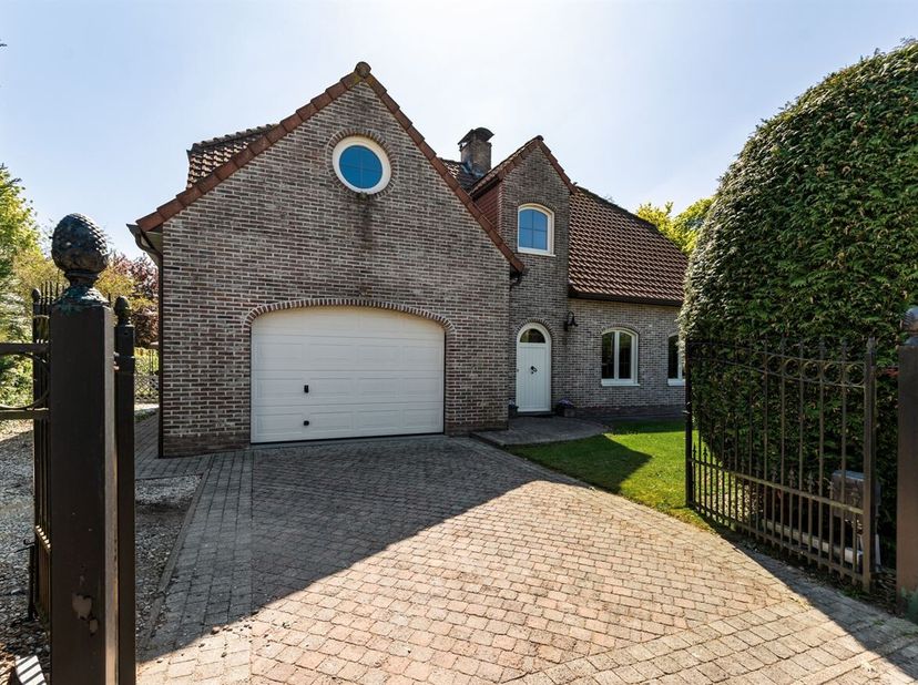 Ruime villa met 4 slaapkamers en inpandige garage, op een mooi perceel van ca. 712m²<br />
Deze villa is rustig en centraal gelegen in Essen, vlot ber