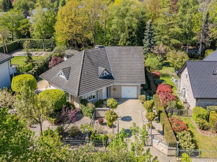 Op een mooi perceel van 1548 m² vinden we deze vrijstaande woning terug, gebouwd in 1991 en volledig instapklaar. Met een bewoonbare oppervlakte van m