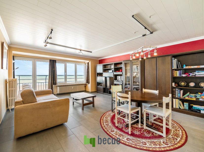 Geniet elke dag van een adembenemend panoramisch uitzicht op de Noordzee vanuit dit ruime appartement van 86 m², gelegen op een toplocatie aan de dijk
