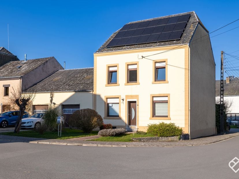 Juliet Immo à le plaisir de vous faire découvrir cette maison de caractère, avec son studio attenant, idéalement située à Vance. Parfaite pour une fam