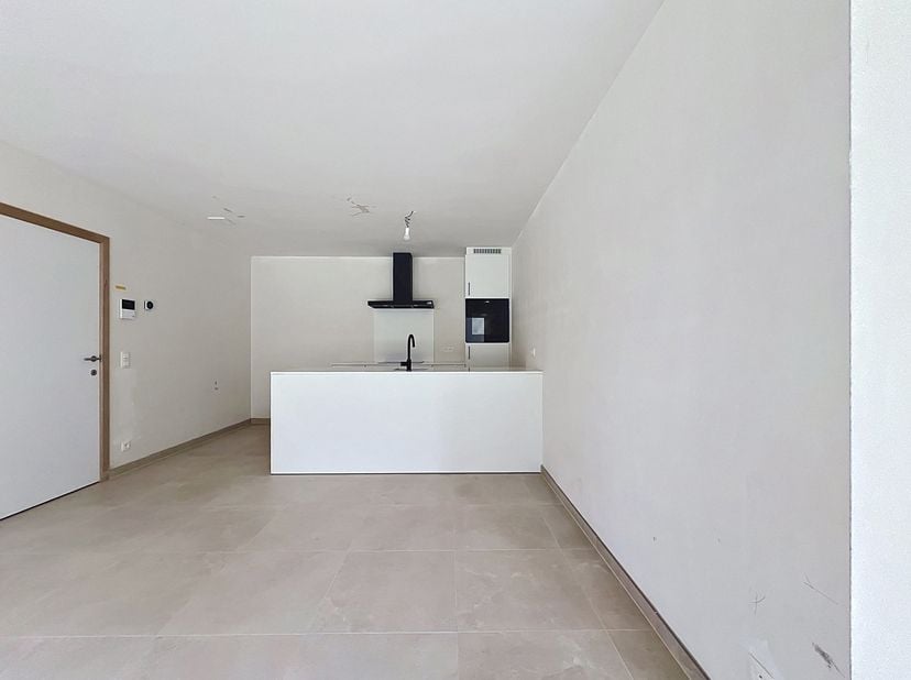 Ligging<br />
Dit nieuwbouwappartement bevindt zich in een recente en moderne residentie in Oostakker, op een rustige ligging met aangenaam zicht op h