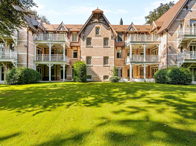 Uitzonderlijk villa-appartement van ca. 330 m²! <br />
Een zeldzame combinatie van de ruimte en grandeur van een royale villa met het comfort, de priv