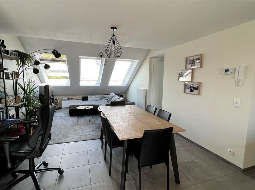 PRACHTIG 1 SLAAPKAMER APPARTEMENT MET TERRAS EN GARAGE<br />
Indeling: Open keuken, leefruimte, badkamer, wasplaats, berging, 1slaapkamers (12m²)  dre