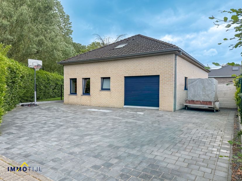 Deze recentere open bebouwing (2007) is gelegen in een rustige, groene straat in Gijzegem, nabij Aalst. De woning betreft een gelijkvloerse bungalow e