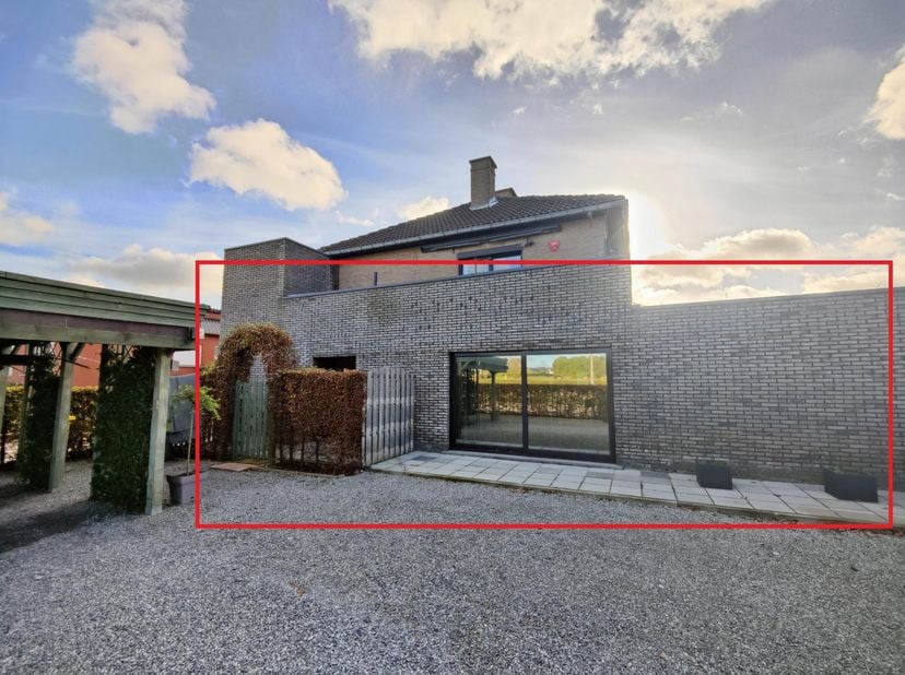 Welkom in Tielt-Winge! Langs de Leuvensesteenweg vinden we dit ruime gelijkvloerse appartement met groot terras terug. Dankzij de centrale ligging bev