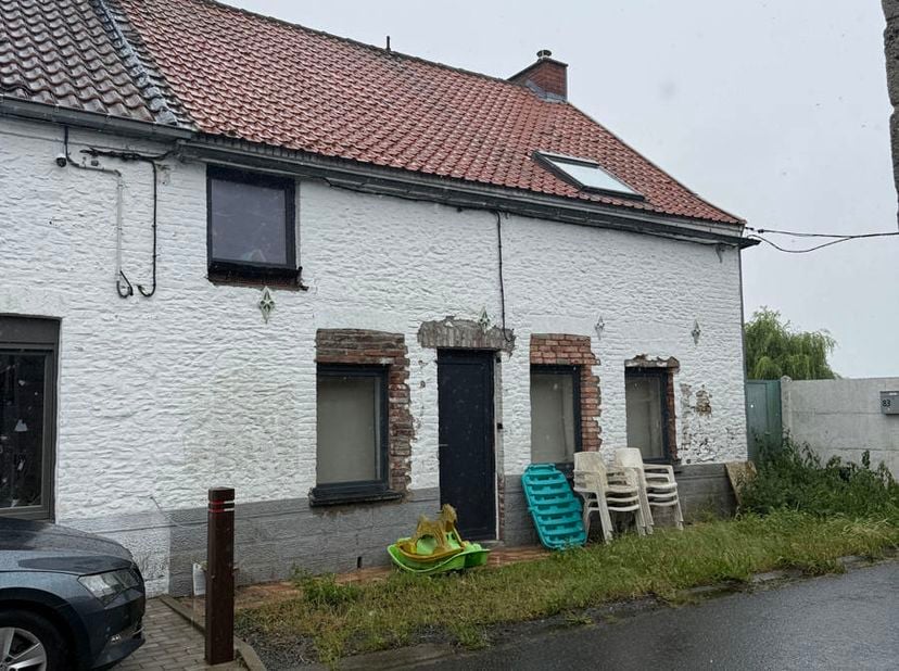 À découvrir, cette maison 3 façades à rénover, offrant un beau potentiel d'aménagement dans un environnement agréable.<br />
Avec ses volumes généreux