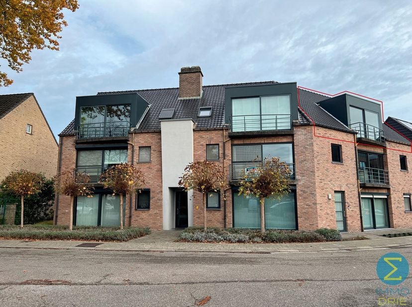 Appartement met 2 slaapkamers, groot dakterras en garage.<br />
Een bezoek aanvragen kan eenvoudig via onze website: www.immodrie.be. Zoek het pand te