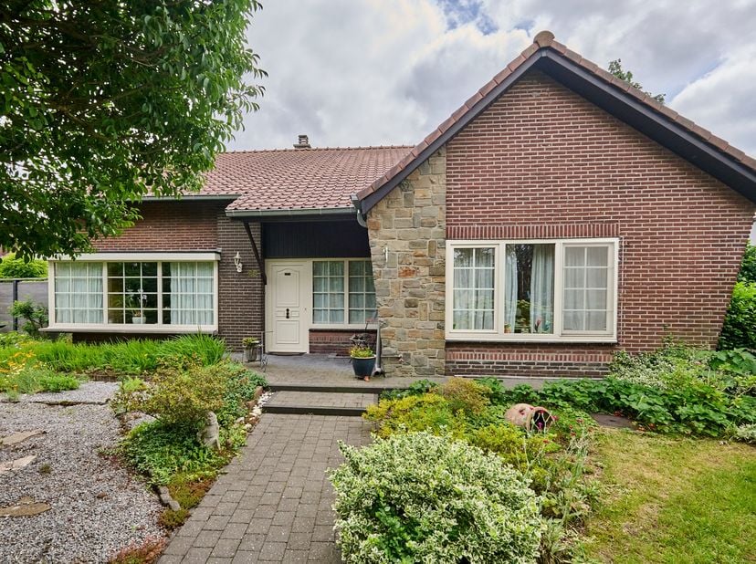 . Bent u op zoek naar een woning met charme, ruimte en voldoende buitenruimte?<br />
Dan zal deze karakteristieke vrijstaande woning u zeker weten te