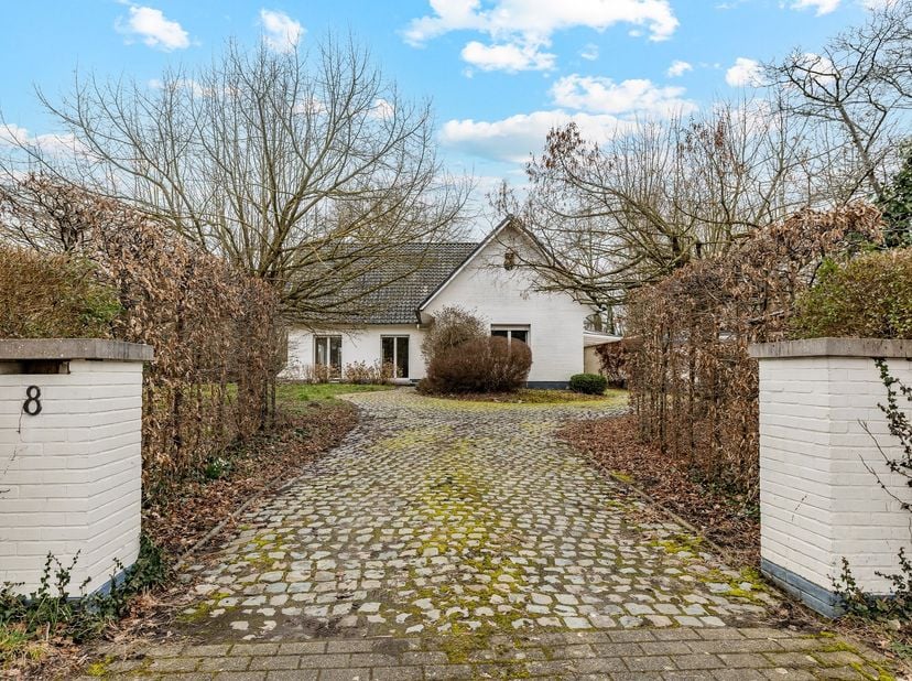 In het charmante en rustige Gijzegem bevindt zich deze karaktervolle open bebouwing uit 1971, gelegen op een mooi perceel van 1.094 m². Bovendien best