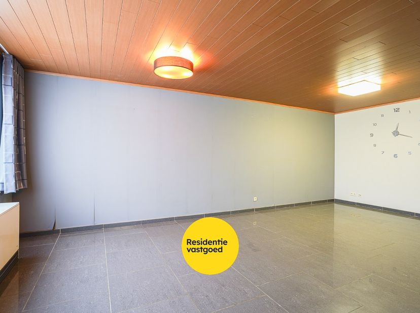 Gelijkvloers appartement te koop in het hart van Ichtegem! Dit jong appartement (bouwjaar 2007) biedt een bewoonbare oppervlakte van ca. 80 m² en besc