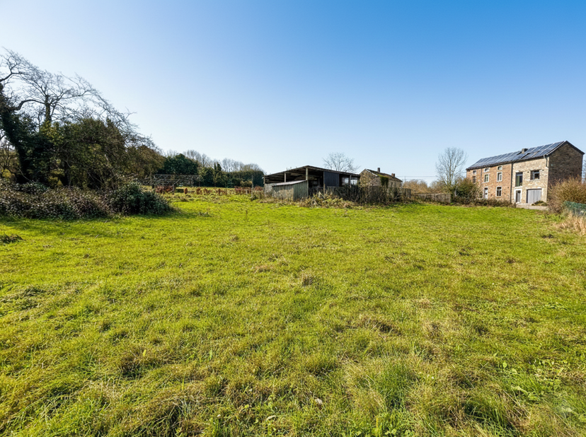 Terrain de ±780m² :<br />
- Terrain borné : non,<br />
- Façade à rue : ±23m,<br />
- Façade arrière : ±12m,<br />
- Profondeur moyenne : ±54m,<br />