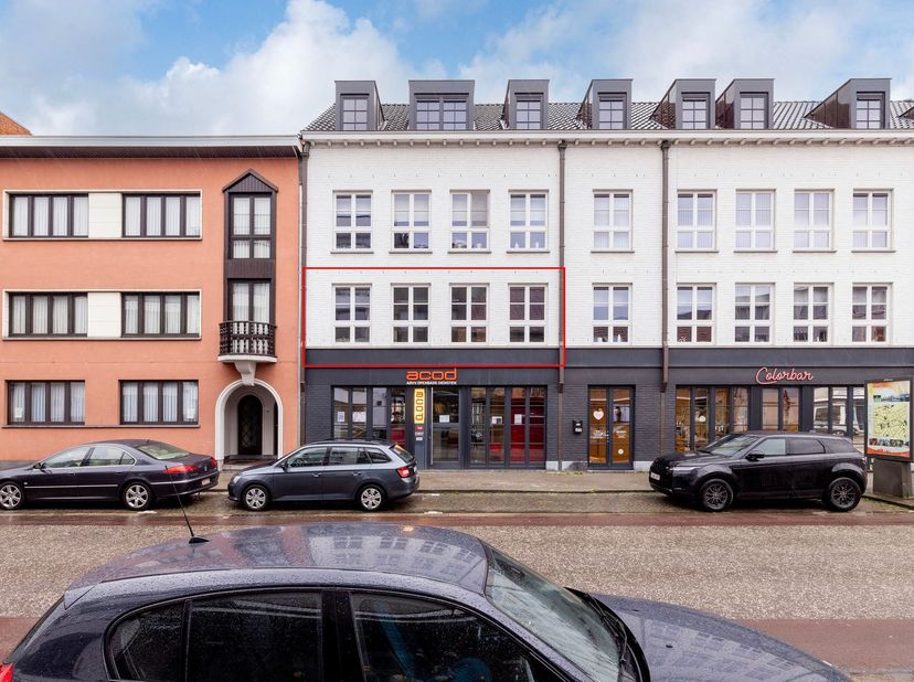Ruim appartement met 2 slaapkamers, 2 badkamers en autostaanplaats in Geel<br />
<br />
Via de inkomhal, die toegang biedt tot de verschillende ruim
