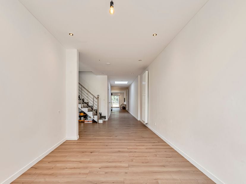 Volledig gerenoveerde woning te koop in Bissegem<br />
Je betreedt de woning via de inkomhal.  Vooraan de woning bevindt zich een polyvalente ruimte d