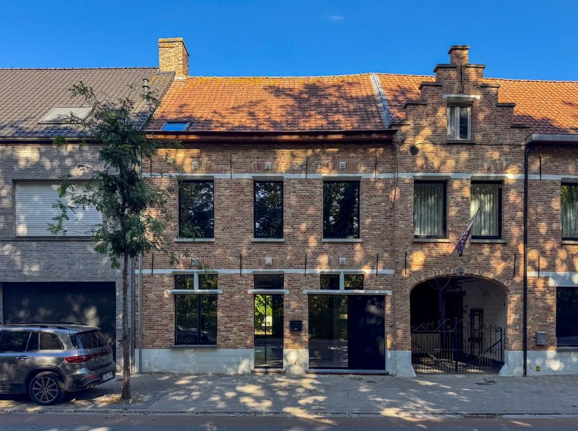 Deze met smaak gerenoveerde woning is gelegen in het centrum van Merkem en heeft volgende indeling:<br />
<br />
GELIJKVLOERS:<br />
Inkomhal met vest