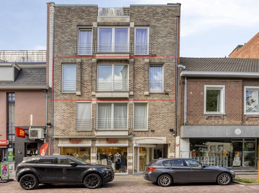 Dit energiezuinige 1-slaapkamerappartement is ideaal gelegen pal in het centrum van Genk, op wandelafstand van winkels, scholen en openbaar vervoer. D