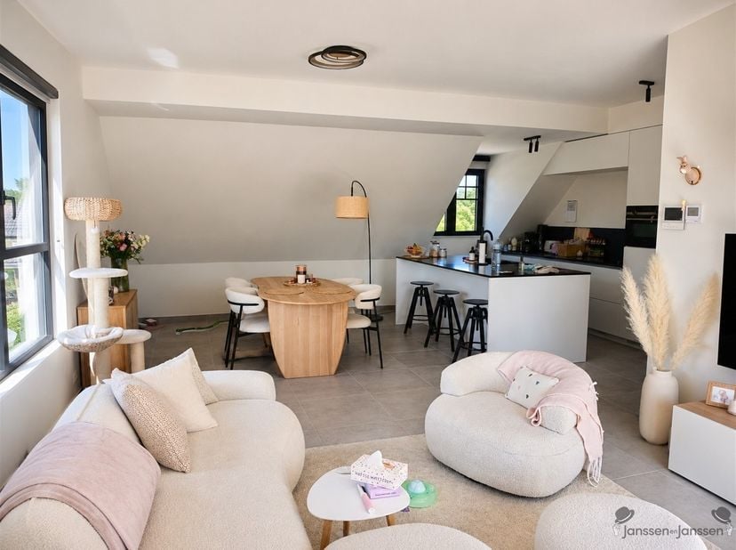Te huur Nieuw dakappartement met 2 slaapkamers, terras en staanplaats in Gelrode<br />
In het groene en landelijke Gelrode bevindt zich dit ruime, mo