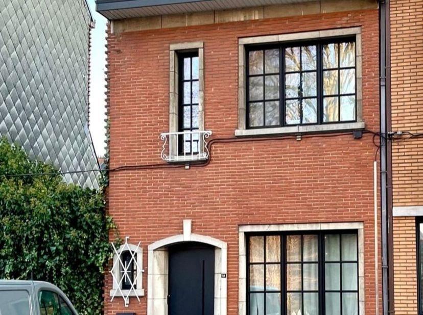Gerenoveerde rijwoning gelegen in Runkst, op wandelafstand van het centrum van Hasselt en het station. De woning combineert originele elementen met ee
