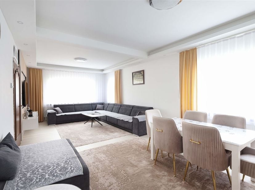 Charmante gezinswoning met 3 mogelijk 4 slaapkamers op een mooi hoekperceel van 5a 78ca<br />
<br />
Omgeving:<br />
+ Gelegen in de rustige en res