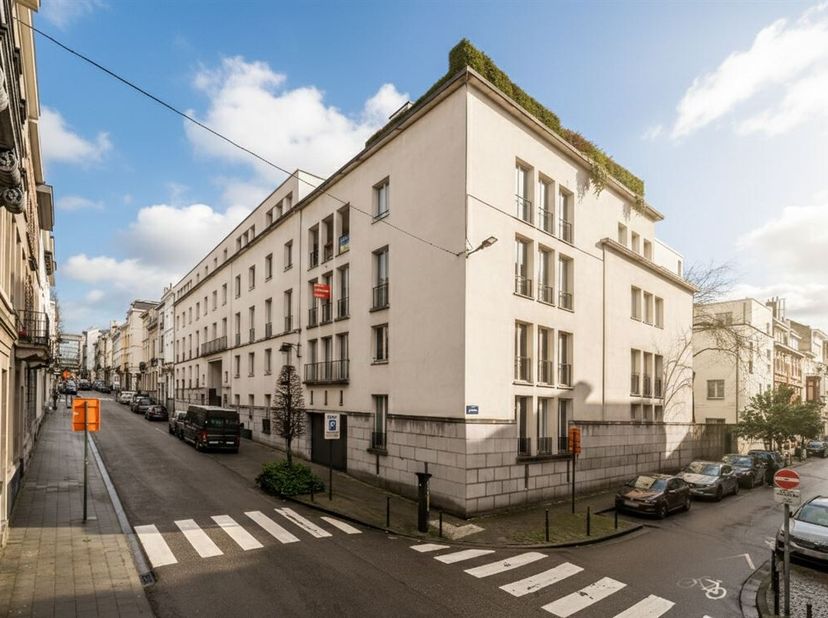 Ruim en lichtrijk appartement op de 1ste verdieping in de prachtige residentie St Louis Court, gelegen op wandelafstand van de Europese instellingen.