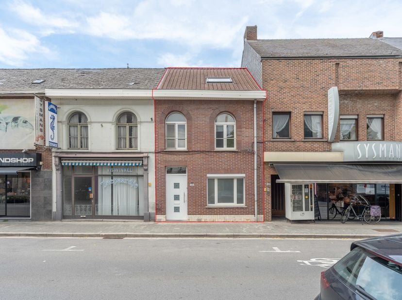 Gezellige stadswoning met 3 grote slaapkamers en toffe tuin op 308 m²<br />
EPC C I Asbestveilig I Instapklaar<br />
Gunstig gelegen in het centrum va