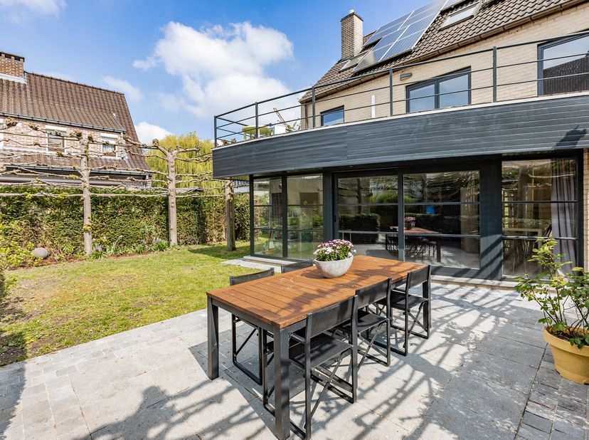 Gelegen langs de Brusselsesteenweg 175 te Aalst, op de grens met Erembodegem, bevindt zich deze goed onderhouden woning (bouwjaar 1995) met verrassend