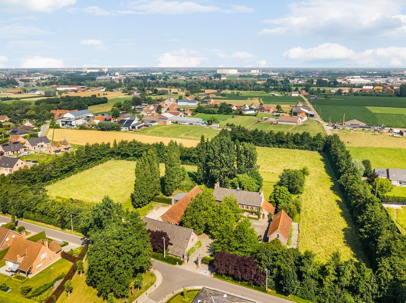 Omringd door groen bevindt zich deze uitzonderlijke en authentieke vierkantshoeve op een perceel van maar liefst 27.546 m², een unieke eigendom waar k