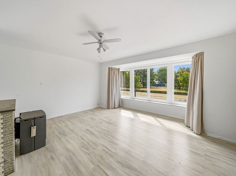In Oostende bevindt zich dit ruime appartement op de eerste verdieping van een verzorgd gebouw uit 1965. Met een bruikbare vloeroppervlakte van 103 m²