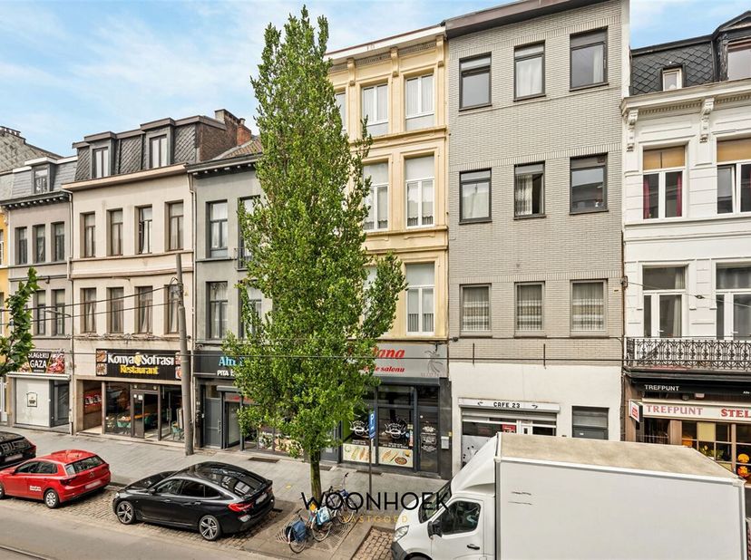 In de bruisende en gegeerde Brederodewijk op Antwerpen-Zuid bevindt zich deze prachtige handelswoning, waar karakter, elegantie en hedendaags comfort