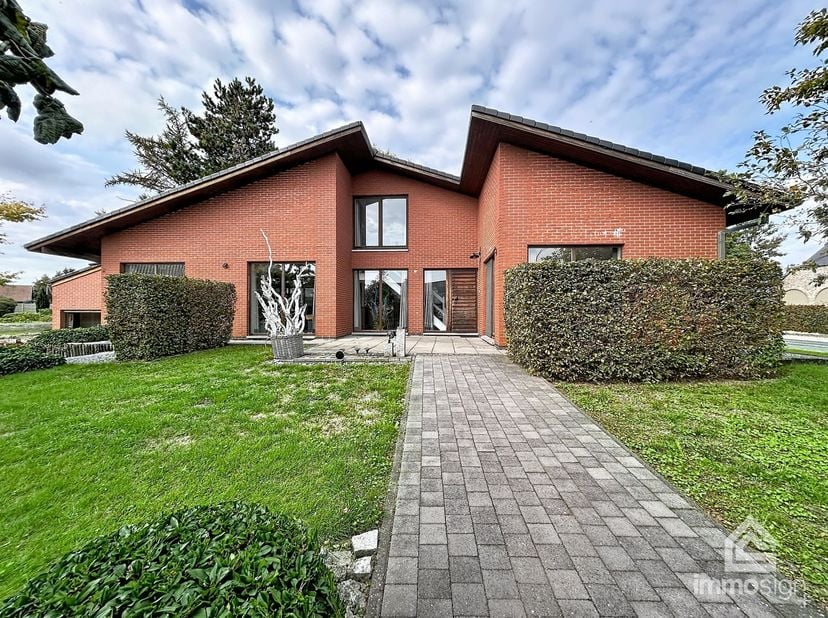 Huis te koop in Korenbloemstraat 2,
                    3960 Bree