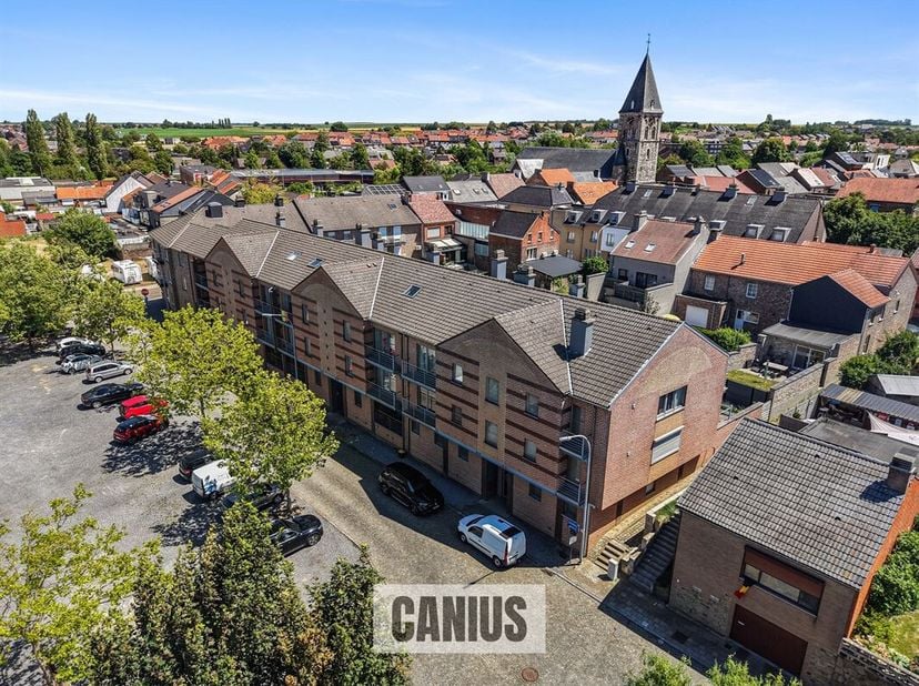 STIJLVOL GELIJKVLOERS APPARTEMENT MET DRIE SLAAPKAMERS<br />
Dit ruime gelijkvloers appartement te koop in Landen is gelegen aan het Bronplein, op een
