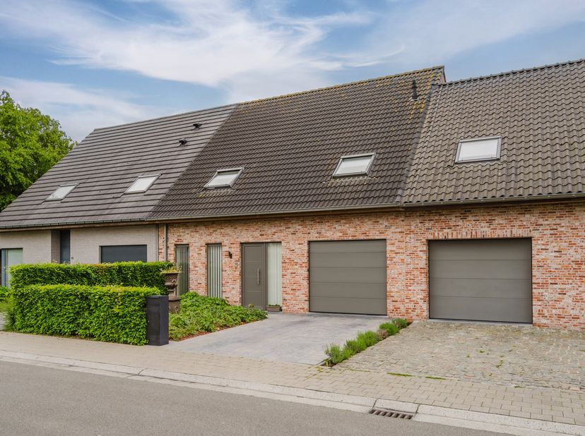Deze instapklare gezinswoning met een bewoonbare oppervlakte van 240 m² combineert ruimte, comfort, wellness en uitstekende energieprestaties. Met een