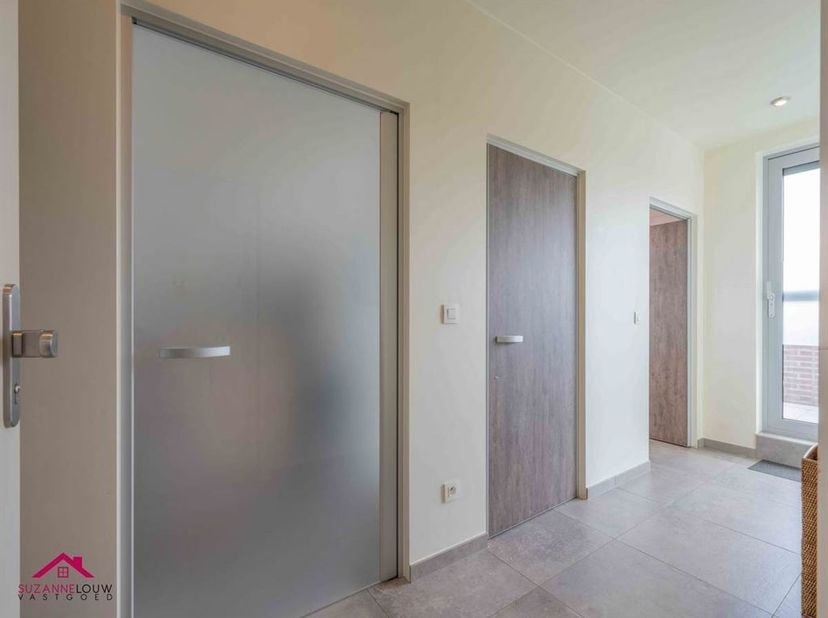 Instapklaar penthouse met terras aan voor- en achterzijde, met ondergrondse parking en kelderberging, vlakbij het centrum van Bree<br />
<br />
Troe