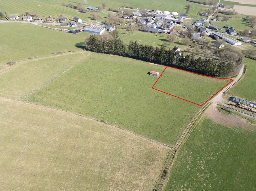 Makelaarskantoor ERA BLUX presenteert u een uitzonderlijk perceel in het rustige dorpje Taverneux, in het hart van de gemeente Houffalize.Met een roya