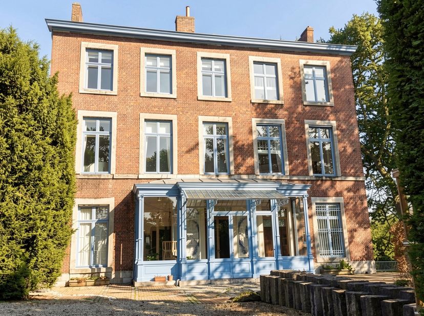 Éléments favorables :<br />
Â Propriété exceptionnelle rare sur le marché<br />
Â Très jolie vue dégagée à 180° sur la ville<br />
. Hôtel de Maître e