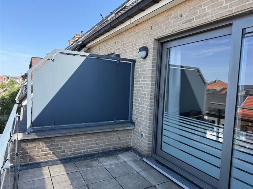 Trendy duplexappartement met twee terrassen en ondergrondse garage <br />
Bij interesse: gelieve u dan te registreren via onze website door op de knop