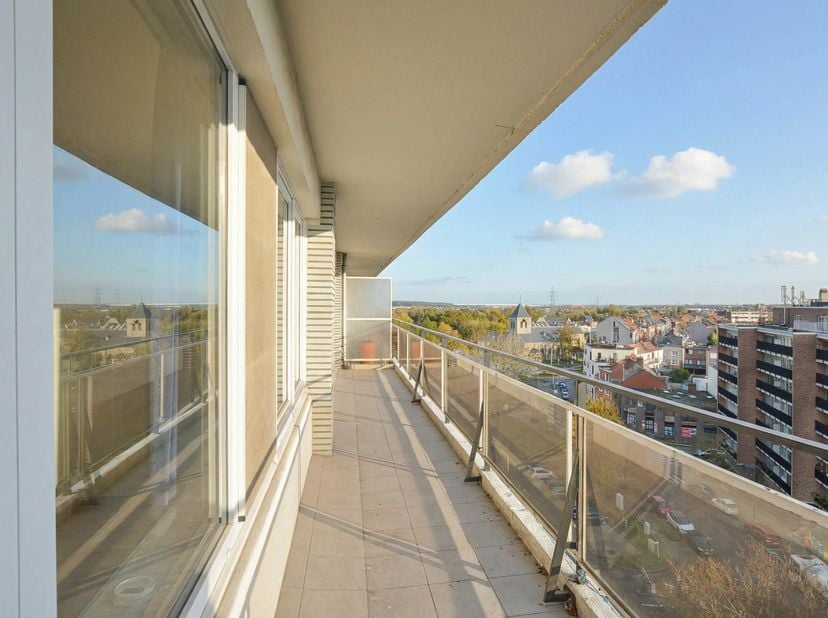 Maxime Real Estate biedt u een charmant appartement aan, die naar eigen smaak kan worden opgefrist.<br />
Ideaal gelegen nabij de NAVO, het openbaar v