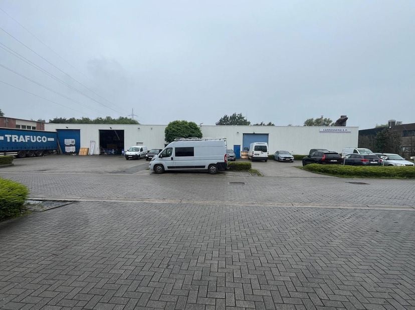 - magazijn 1.900m²<br />
- klein kantoor 50m²<br />
- geheel kan opgedeeld worden in 2 units<br />
1. 950m² + 25m² met 2 sectionaal poorten<br />
2. 9
